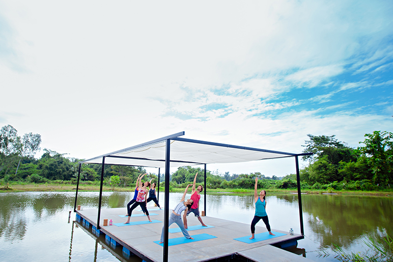 museflower-retreat-spa-chiang-rai-yoga-class-on-lake2-copy