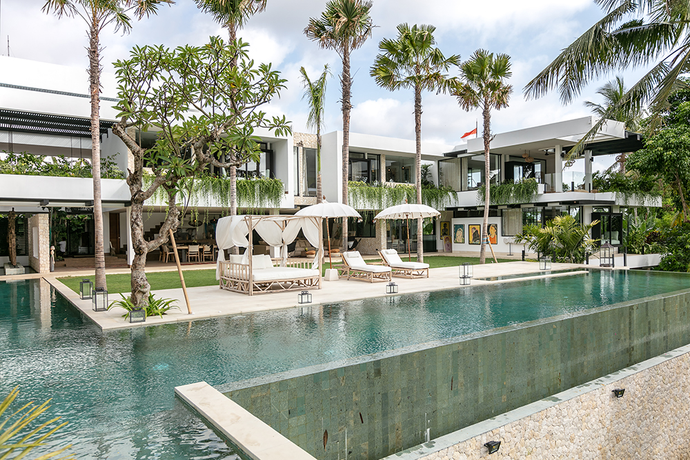 The infinity pool at Escape Ritual in Bali, a wellness luxury retreat. 