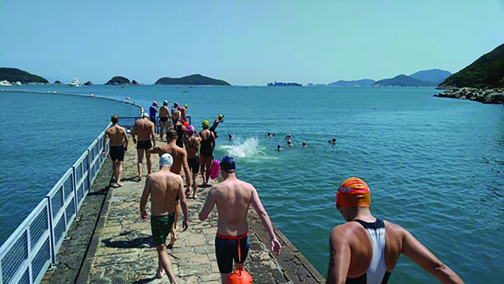 Several swimmers jump into the sea, a free workout in Hong Kong with OWSHK.