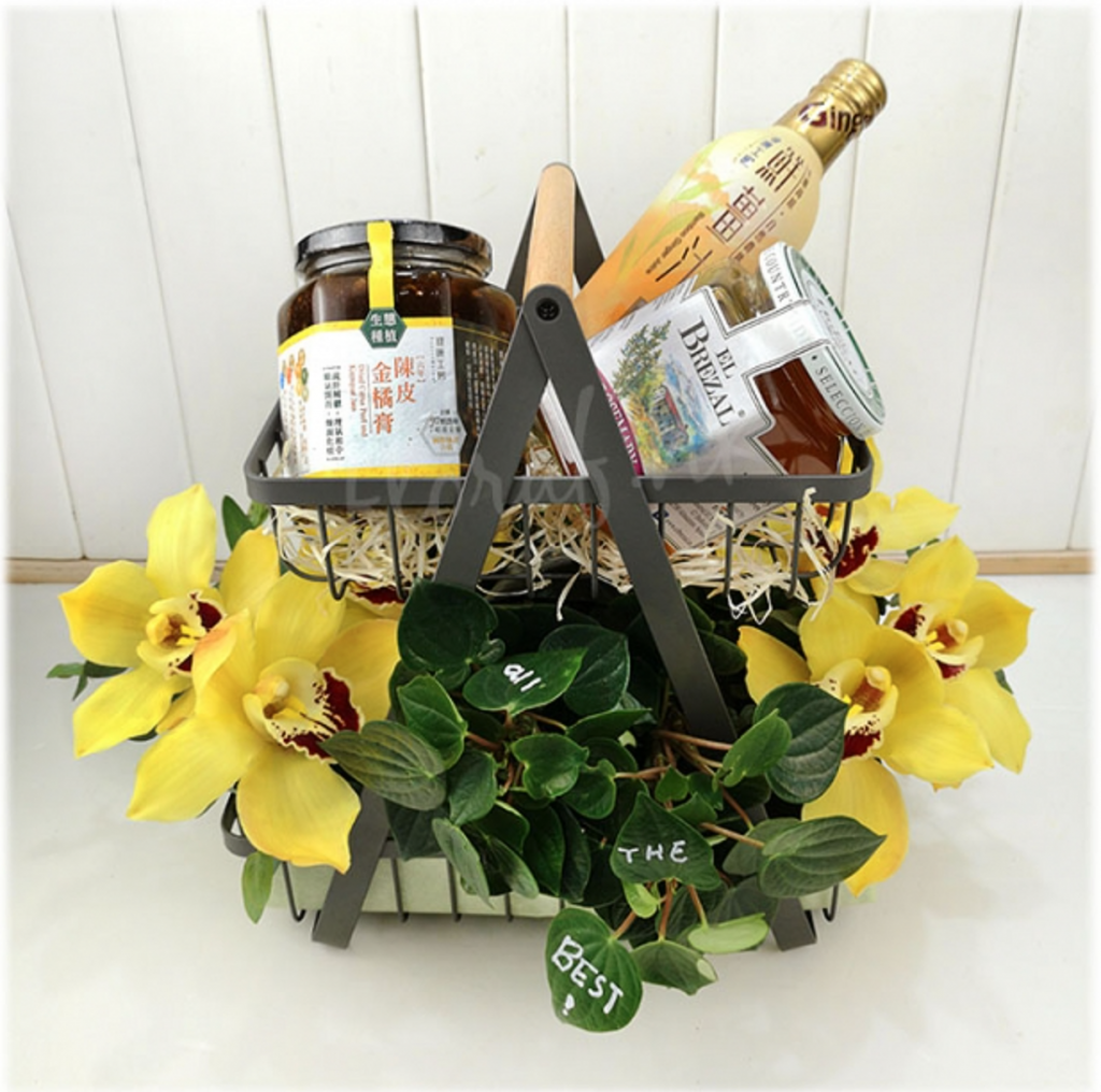 A flowers and TCM product healthy Christmas gift hamper from Flora Floriculture