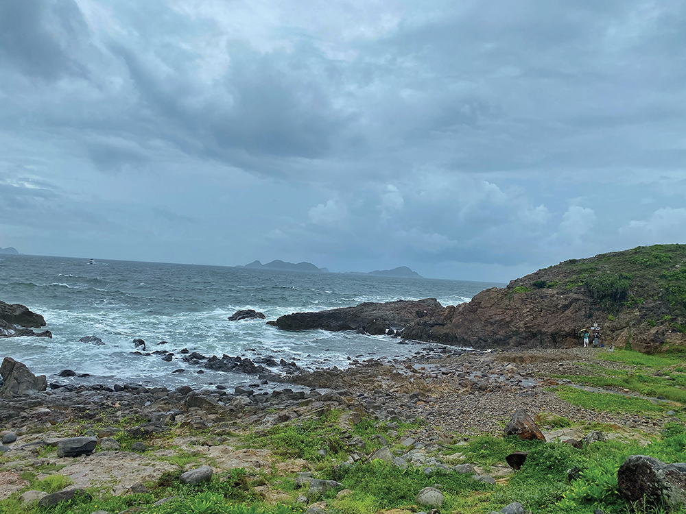 The jagged shoreline at Tung Lung Chau.